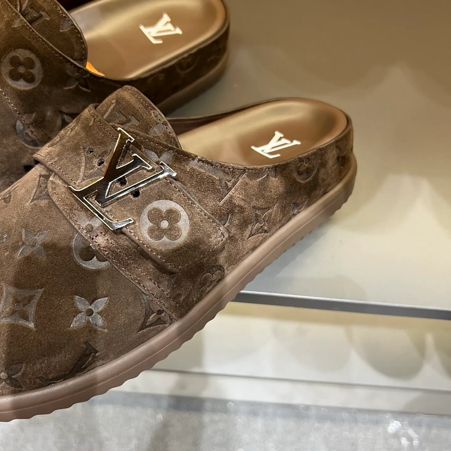 P360, 38-45 LV Easy 2025 new men's casual sandals, made of suede cow leather, with Monogram pattern to highlight the trendy style. Adjustable straps illuminated with LV letters, while a resilient insole and micro outsole provide lightweight comfort. Made of suede cow leather with embossed Monogram pattern and brand element metal hardware✅Adjustable straps➕Tough insole‼ ️Micro outsole. Comfortable and easy to wear‼ ️